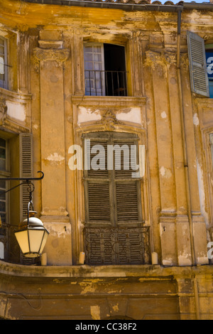 Une fenêtre à volets baignée de soleil de l'après-midi à Aix en Provence, France Banque D'Images