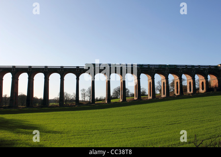 Ouse Valley (Viaduc Viaduc Balcombe) sur la rivière Ouse sur le chemin de Londres à Brighton. East Sussex England UK. Banque D'Images