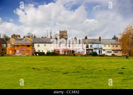 Les maisons historiques sur l'eau meadows, Sudbury, Suffolk, Angleterre Banque D'Images