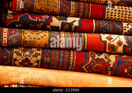 Close up d'un magasin de tapis en tapis plié, Istanbul, Turquie Banque D'Images