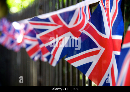 Union Jack drapeaux voltigeant dans le vent en Wymondham pendant le mariage royal d'avril 2011 Banque D'Images