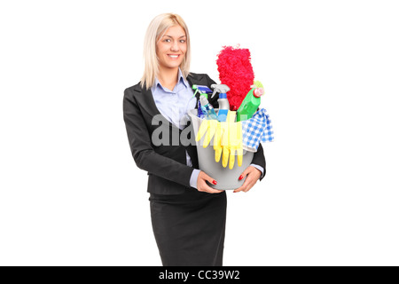 A smiling female tenant un seau avec produits de nettoyage Banque D'Images