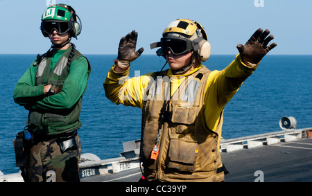 Diriger la catapulte avions sur quatre dans le poste de pilotage de la classe Nimitz porte-avions USS JOHN C. STENNIS (CVN 74). Banque D'Images