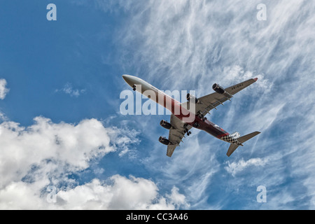 Un Airbus A340 d'Etihad Airways en approche finale Banque D'Images