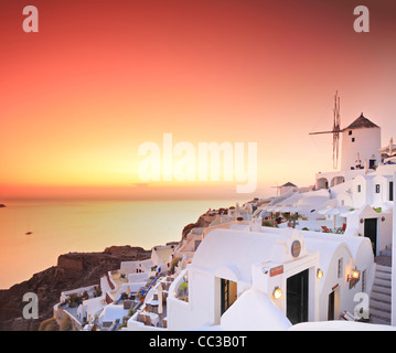 Une vue sur un village sur l'île de Santorin, Grèce au coucher du soleil Banque D'Images