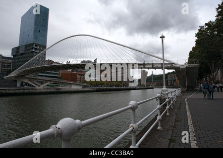 Pont Zubizuri (ponte) à travers Nervion, Bilbao, Espagne Banque D'Images