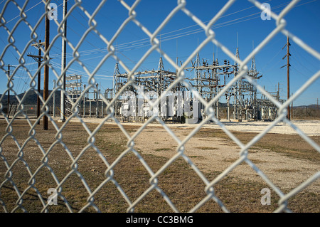 La station de transformation de l'électricité derrière fence Banque D'Images