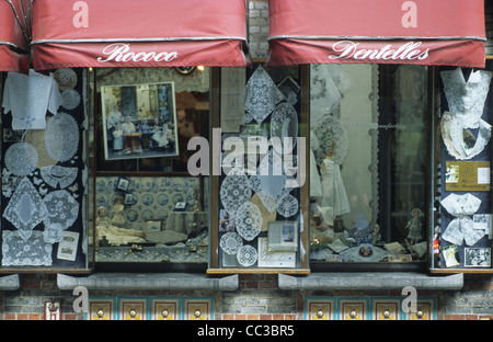 Une boutique de souvenirs vendant de la dentelle traditionnelle, Bruges, Belgique Banque D'Images