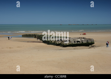 Du port Mulberry, un port temporaire élaboré en 1939-45 pour décharger la cargaison sur les plages pendant l'invasion de Normandie Banque D'Images