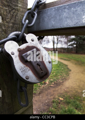 Cadenas sur une porte, Chobham Common, Surrey UK Banque D'Images