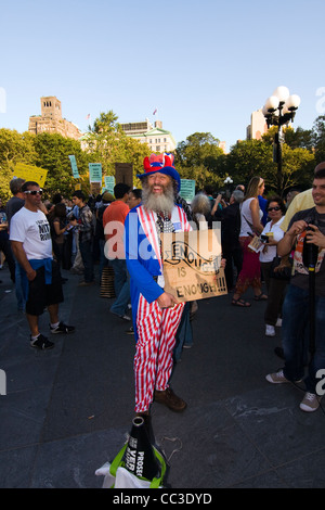 Le militant politique et artiste du nom de la vermine Supreme tenant un signe de protestation à Washington Sq. Park à New York Banque D'Images