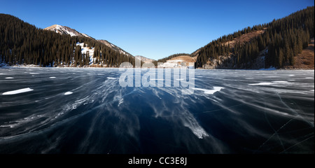 Tempête de neige au milieu du lac gelé de Kolsay Tian-shan occidental des montagnes, Kazkahstan Banque D'Images