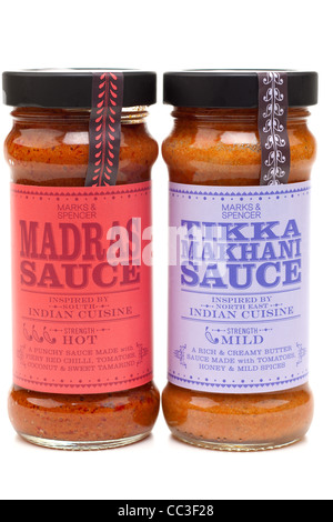 Deux pots de sauces Marks et Spencer Madras et Tikka Makhani Banque D'Images