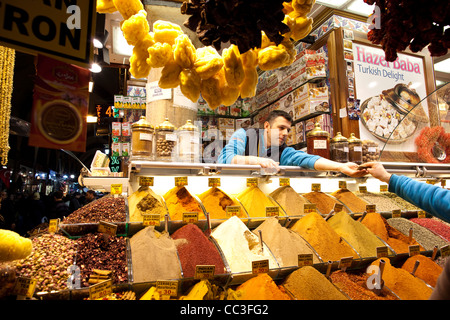 Misir Carsisi, marché aux épices, marché couvert d'Istanbul, Turquie. Photo:Jeff Gilbert Banque D'Images