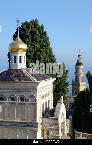 Mausolée orthodoxe russe, chapelle, tombe et tour de la cathédrale Saint-Michel, vue depuis le Vieux cimetière ou Cimetière du Vieux Château Menton France Banque D'Images