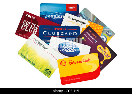 Un assortiment de cartes de fidélité pour les supermarchés au Royaume-Uni, bottes, Body Shop, Costa et découpe isolés d'essence Shell sur blanc. L'Angleterre Banque D'Images