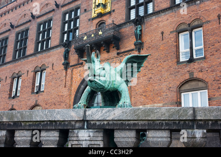 Statue à l'extérieur de l'hôtel de ville de Copenhague Banque D'Images