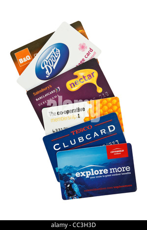 Un assortiment de cartes de fidélité pour Tesco au Royaume-Uni et les supermarchés, Sainsburys, Cotswold B&Q et bottes boutiques et magasins isolés. Banque D'Images