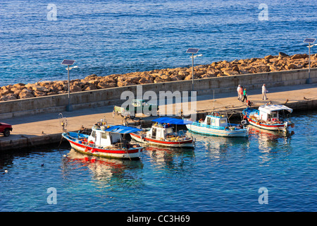 Bateaux de pêche dans le refuge d'Agios Georgios, Chypre Banque D'Images