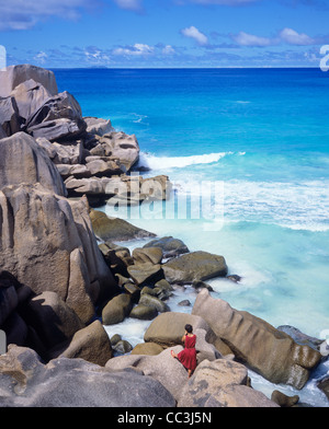 Woman taking pictures, rochers de granit, la mer, l'île de La Digue, Seychelles Banque D'Images