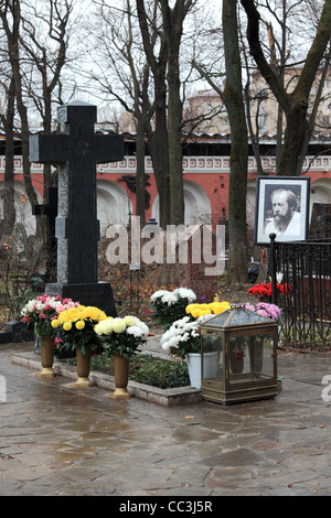 Tombeau d'Alexandre Soljenitsyne. Cimetière du monastère de Donskoï, Moscou, Russie. Banque D'Images