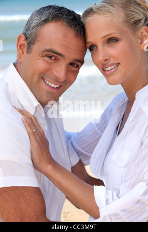 Un couple derrière la mer : un homme âgé de 40 ans, musclé et d'une femme blonde de 35 ans Banque D'Images