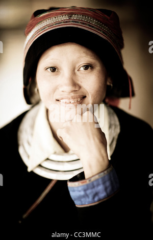 Superbe portrait d'un tribeswoman Tay Bac Xum au marché dans la province de Ha Giang, Vietnam du Nord, en Asie du sud-est. Banque D'Images