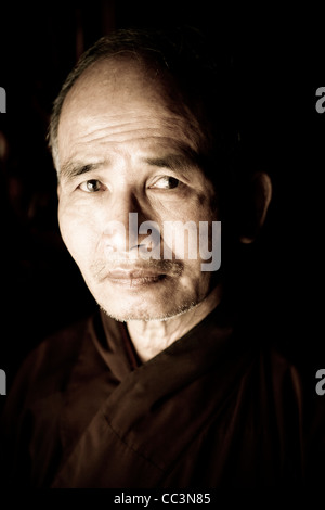 Portrait d'un moine bouddhiste à Dien Huu pagode à Hanoi, Vietnam du Nord, en Asie du sud-est. Banque D'Images