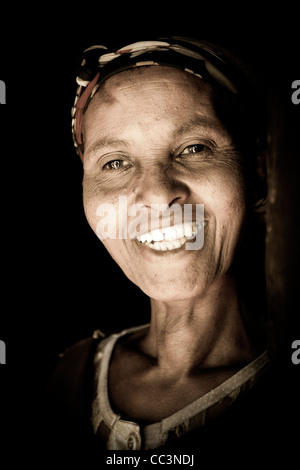 Portrait d'un traditionnel Silte tribeswoman à l'intérieur de sa maison dans un village près de Butajira dans le sud de l'Éthiopie, l'Afrique. Banque D'Images