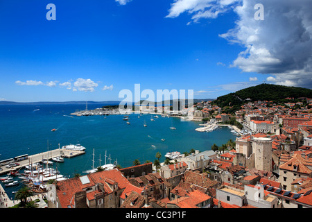 Vue sur la ville depuis le clocher de la cathédrale, Split, Croatie, comté de Split-Dalmatie Banque D'Images