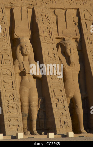 L'art égyptien Temple d'Hathor ou petit temple. Façade avec le pharaon Ramsès II et son épouse Néfertari. Abu Simbel. L'Égypte. Banque D'Images