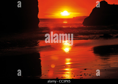 Le Portugal, l'Algarve : le coucher du soleil à plage de Praia dos Tres Irmaos à Alvor Banque D'Images