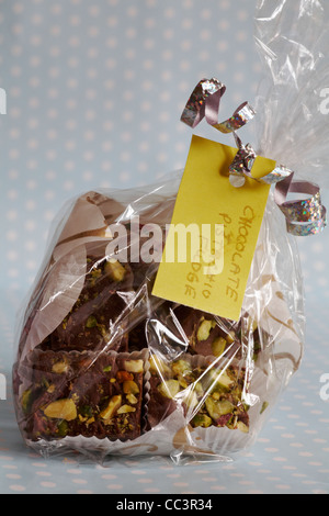 Sac de pistaches et au chocolat maison fudge enveloppé comme un cadeau pour Noël Banque D'Images