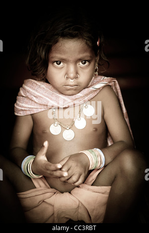 Portrait d'une jeune fille à l'Desia Kondh village tribal de Madhlibad près de Mirbel dans l'Orissa, l'Est de l'Inde. Banque D'Images