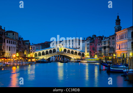 Italie, Vénétie, Venise, le Pont du Rialto sur le Grand Canal Banque D'Images