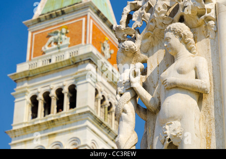 Italie, Vénétie, Venise, Le Campanile (clocher) et la sculpture sur coin de Palais des Doges Banque D'Images