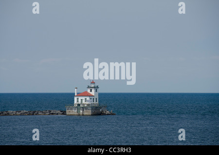 L'état de New York, d'Oswego. le lac Ontario view avec phare. Banque D'Images