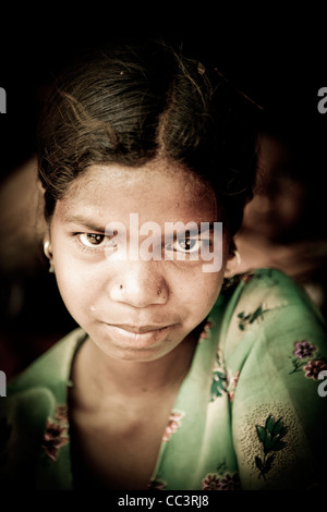 Portrait d'une jeune fille à l'Desia Kondh village tribal de Madhlibad près de Mirbel dans l'Orissa, l'Est de l'Inde. Banque D'Images