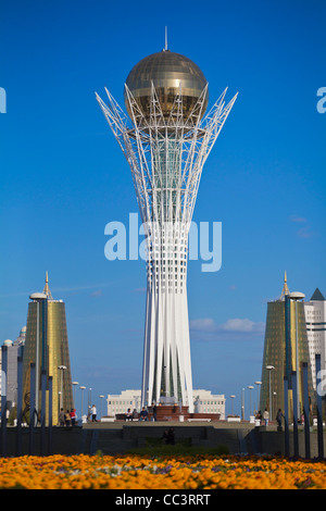 Le Kazakhstan, Astana, Nurzhol Bulvar - boulevard central, la Tour Bayterek Banque D'Images