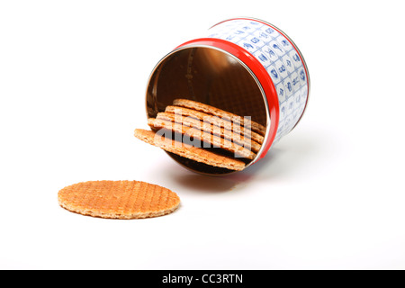 Gaufres stroopwafels (néerlandais) sur une pile sur un fond blanc Banque D'Images