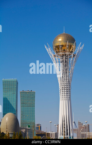 Le Kazakhstan, Astana, Nurzhol Bulvar - boulevard central, Bayterek Tower et à gauche la Northern Lights d'immeubles à appartements et l'édifice en forme d'oeufs d'Archive nationale Banque D'Images