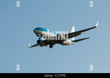 KLM Boeing 737 près de l'aéroport de Birmingham, UK Banque D'Images