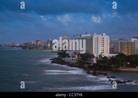 Puerto Rico, San Juan, elevated view de Condado hotels, soir Banque D'Images