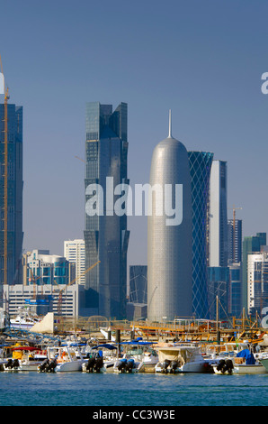 Qatar, Doha, Skyline moderne de Dhow Harbour Banque D'Images