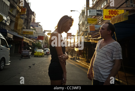 La vie dans la ville, l'escroquerie de l'Ange "ladyboy" sur le tourisme ou les boissons au petit matin à Khao San Road à Bangkok. Banque D'Images