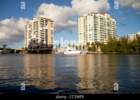 Les immeubles à appartements sur le canal dans le centre-ville de Fort Lauderdale, comté de Broward, Floride, USA Banque D'Images