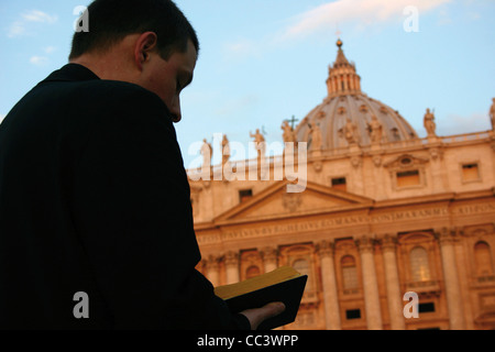 Vatican 21e siècle - le 2 avril 2005. Derniers jours du Pape Jean Paul II. Fidèles en prière dans l'attente Banque D'Images