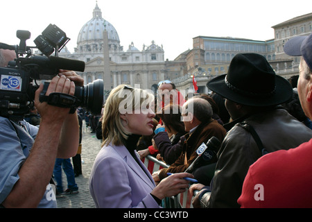 Vatican 21e siècle - le 6 avril 2005 la Place Saint Pierre, une foule de fidèles rassemblés pour rendre hommage au défunt pape Jean Banque D'Images