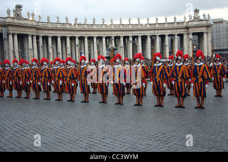 Vatican 21e siècle - le 20 avril 2005. Proclamation du Pape Benoît XVI. Swiss Guards Parade Banque D'Images