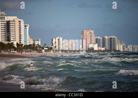 Les immeubles à appartements sur la longue plage de sable de Fort Lauderdale, comté de Broward, Floride, USA Banque D'Images